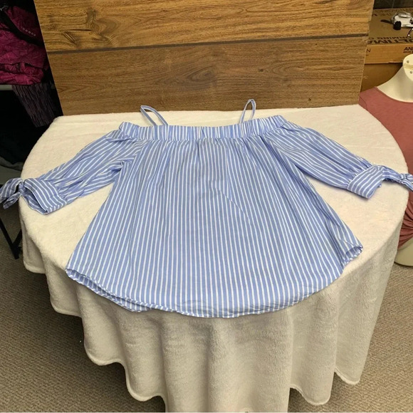 By & By size medium blue/white striped on/off shoulder open sleeves top - Picture 8 of 8